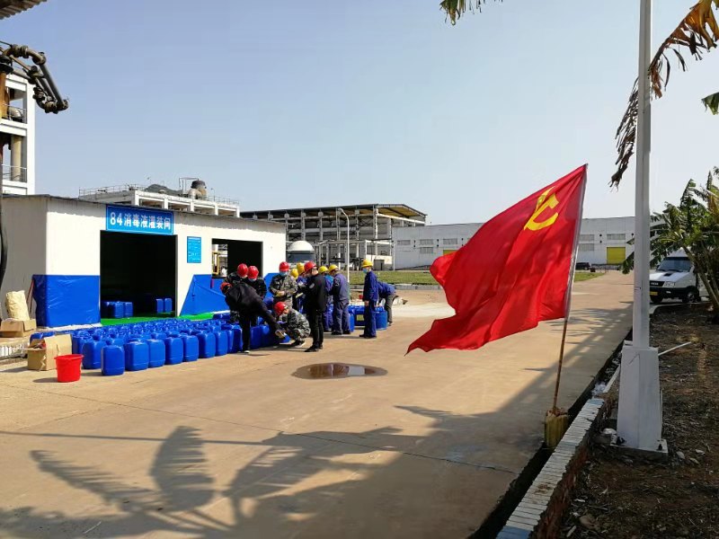 2.2020年2月18日，廣西柳化氯堿公司生產(chǎn)、罐裝84消毒液，助力疫情防控。.jpg